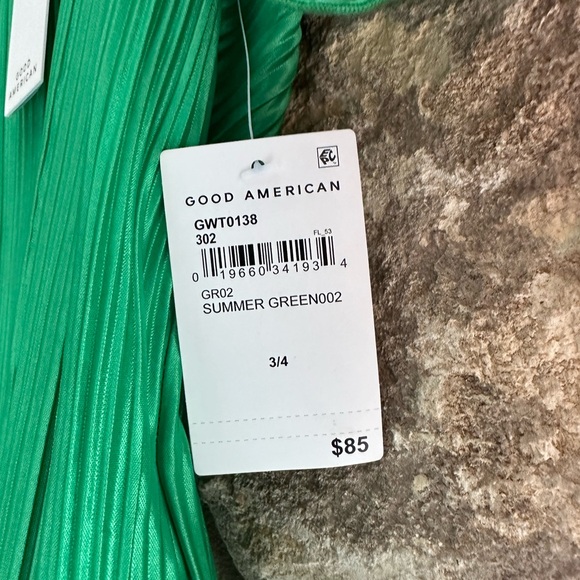 NWT Good American Kelly Green Pleated Satin Plisse Keyhole Blouse - Picture 8 of 8